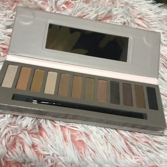 Eyeshadow Palette - Picture 4 of 7
